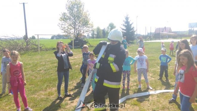 Pokaz sprzętu ratowniczo-gaśniczego w Szkole Podstawowej w Łączkach [11.05.2016] - zdjęcie #47 - eOstroleka.pl