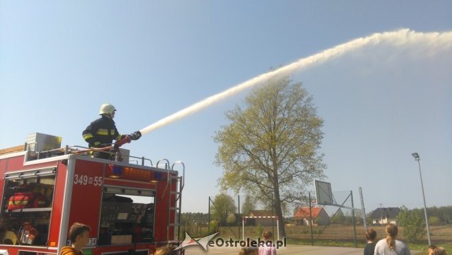 Pokaz sprzętu ratowniczo-gaśniczego w Szkole Podstawowej w Łączkach [11.05.2016] - zdjęcie #21 - eOstroleka.pl