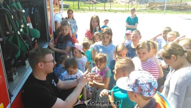 Pokaz sprzętu ratowniczo-gaśniczego w Szkole Podstawowej w Łączkach [11.05.2016] - zdjęcie #13 - eOstroleka.pl