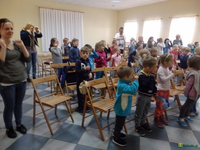 Spektakl „Sówka – mądra główka” dla dzieci z Chudka [13.05.2016] - zdjęcie #25 - eOstroleka.pl