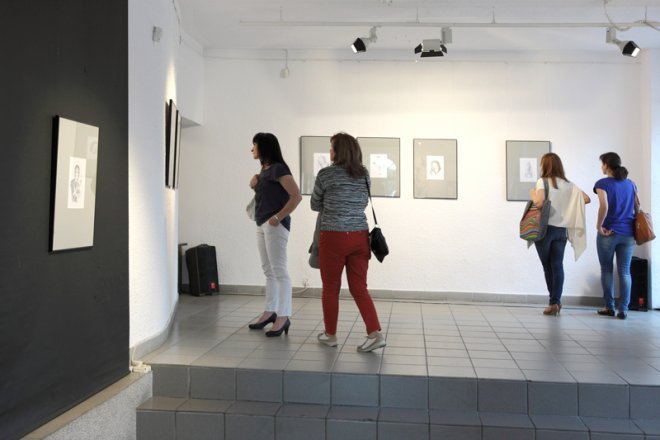 Wernisaż wystawy rysunków „Madonna” Marka Zalewskiego [12.05.2016] - zdjęcie #2 - eOstroleka.pl