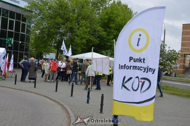 Akcja informacyjna KOD w Ostrołęce [14.05.2016] - zdjęcie #6 - eOstroleka.pl