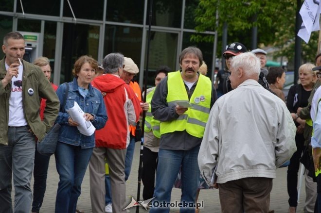 Akcja informacyjna KOD w Ostrołęce [14.05.2016] - zdjęcie #8 - eOstroleka.pl
