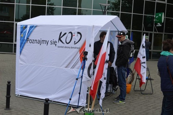 Akcja informacyjna KOD w Ostrołęce [14.05.2016] - zdjęcie #12 - eOstroleka.pl