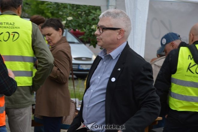 Akcja informacyjna KOD w Ostrołęce [14.05.2016] - zdjęcie #7 - eOstroleka.pl