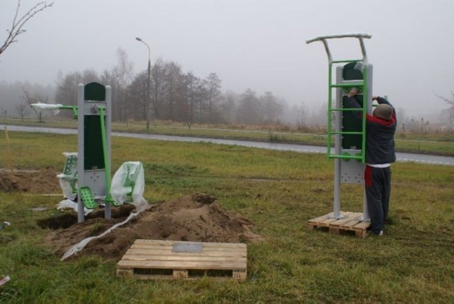 Siłownie pod chmurką w Ostrołęce (06.11.09) - zdjęcie #35 - eOstroleka.pl