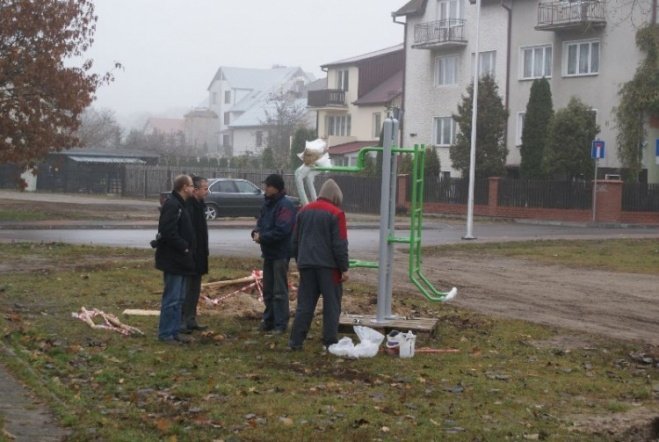 Siłownie pod chmurką w Ostrołęce (06.11.09) - zdjęcie #30 - eOstroleka.pl
