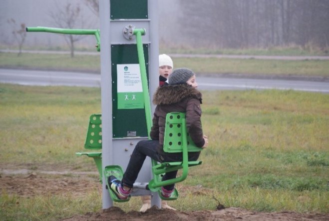 Siłownie pod chmurką w Ostrołęce (06.11.09) - zdjęcie #15 - eOstroleka.pl