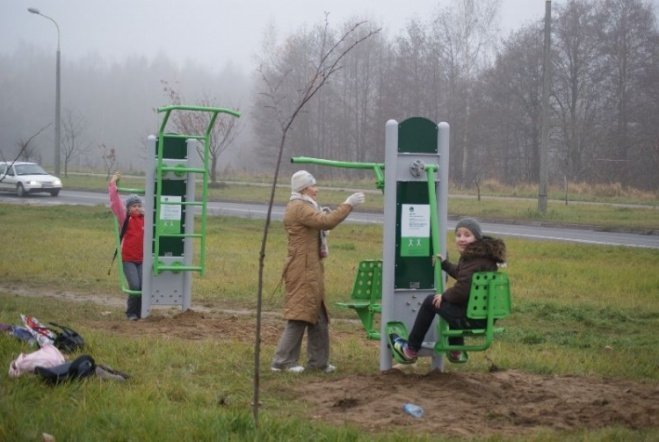 Siłownie pod chmurką w Ostrołęce (06.11.09) - zdjęcie #14 - eOstroleka.pl