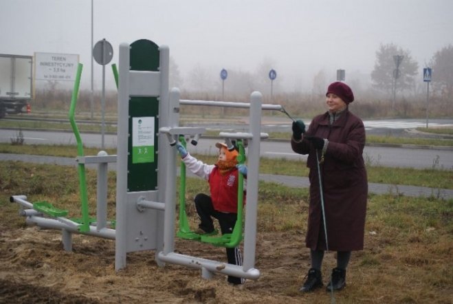 Siłownie pod chmurką w Ostrołęce (06.11.09) - zdjęcie #8 - eOstroleka.pl