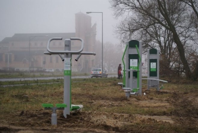 Siłownie pod chmurką w Ostrołęce (06.11.09) - zdjęcie #1 - eOstroleka.pl