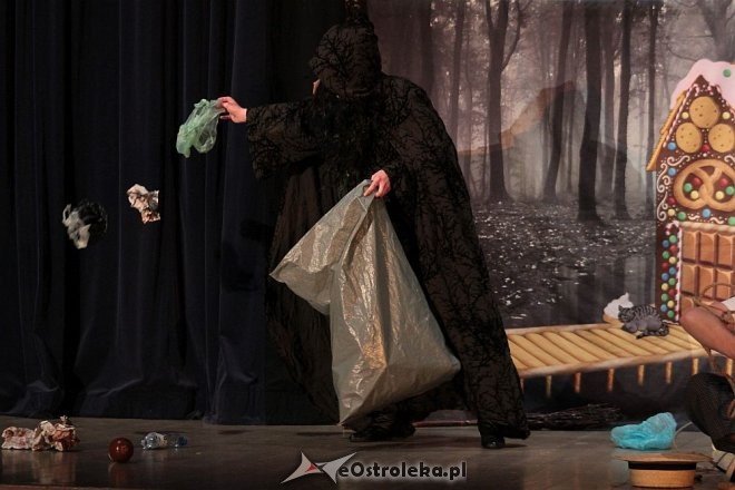 Ekologiczni Jaś i Małgosia w spektaklu dla dzieci przygotowanym przez OTBS [14.05.2016] - zdjęcie #17 - eOstroleka.pl