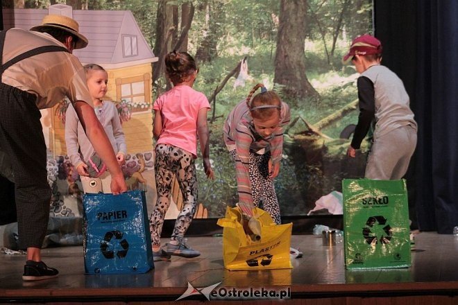 Ekologiczni Jaś i Małgosia w spektaklu dla dzieci przygotowanym przez OTBS [14.05.2016] - zdjęcie #68 - eOstroleka.pl
