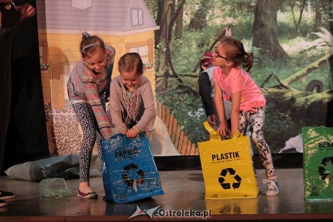 Ekologiczni Jaś i Małgosia w spektaklu dla dzieci przygotowanym przez OTBS [14.05.2016] - zdjęcie #4 - eOstroleka.pl