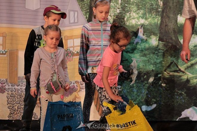 Ekologiczni Jaś i Małgosia w spektaklu dla dzieci przygotowanym przez OTBS [14.05.2016] - zdjęcie #1 - eOstroleka.pl