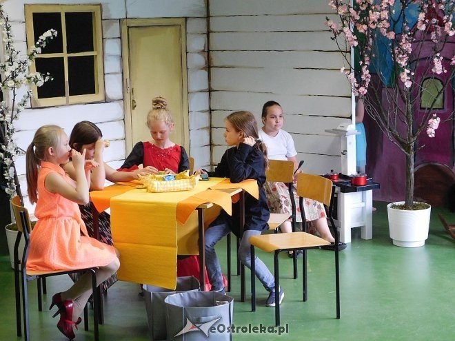 Anglojęzyczna wersja baśni o Kopciuszku w wykonaniu uczniów z „dziesiątki” [17.05.2016] - zdjęcie #6 - eOstroleka.pl