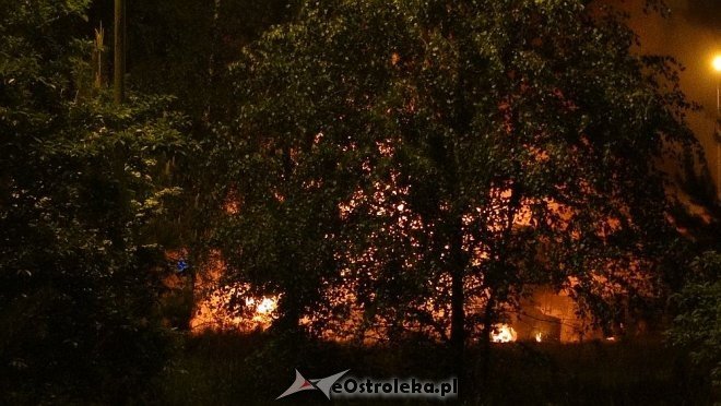 Ostrołęka: Potężny wybuch na stacji paliw. Płonie kilka tysięcy litrów gazu [21.05.2016] - zdjęcie #55 - eOstroleka.pl