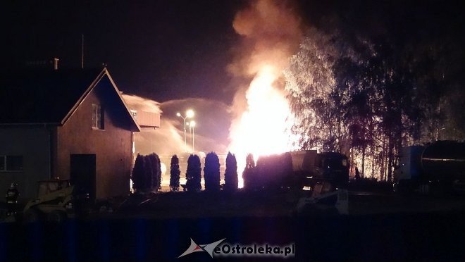 Ostrołęka: Potężny wybuch na stacji paliw. Płonie kilka tysięcy litrów gazu [21.05.2016] - zdjęcie #68 - eOstroleka.pl