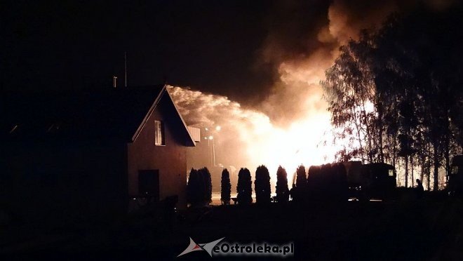 Ostrołęka: Potężny wybuch na stacji paliw. Płonie kilka tysięcy litrów gazu [21.05.2016] - zdjęcie #70 - eOstroleka.pl