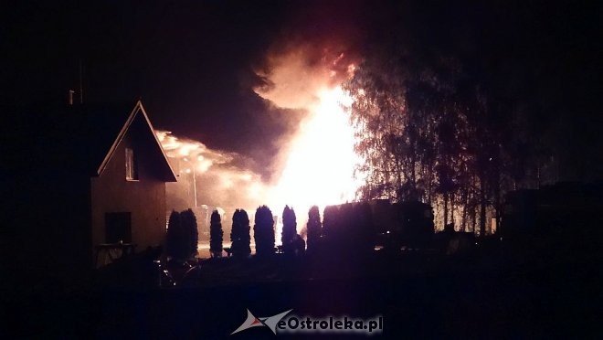 Ostrołęka: Potężny wybuch na stacji paliw. Płonie kilka tysięcy litrów gazu [21.05.2016] - zdjęcie #71 - eOstroleka.pl
