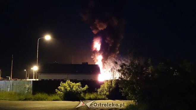 Ostrołęka: Potężny wybuch na stacji paliw. Płonie kilka tysięcy litrów gazu [21.05.2016] - zdjęcie #72 - eOstroleka.pl