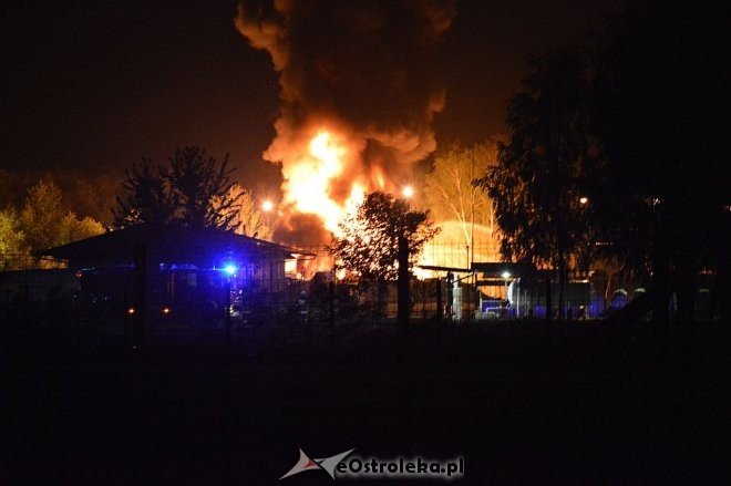 Ostrołęka: Potężny wybuch na stacji paliw. Płonie kilka tysięcy litrów gazu [21.05.2016] - zdjęcie #17 - eOstroleka.pl