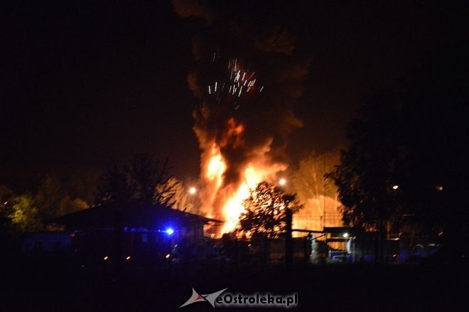 Ostrołęka: Potężny wybuch na stacji paliw. Płonie kilka tysięcy litrów gazu [21.05.2016] - zdjęcie #19 - eOstroleka.pl
