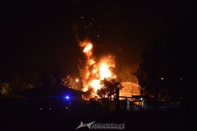 Ostrołęka: Potężny wybuch na stacji paliw. Płonie kilka tysięcy litrów gazu [21.05.2016] - zdjęcie #20 - eOstroleka.pl