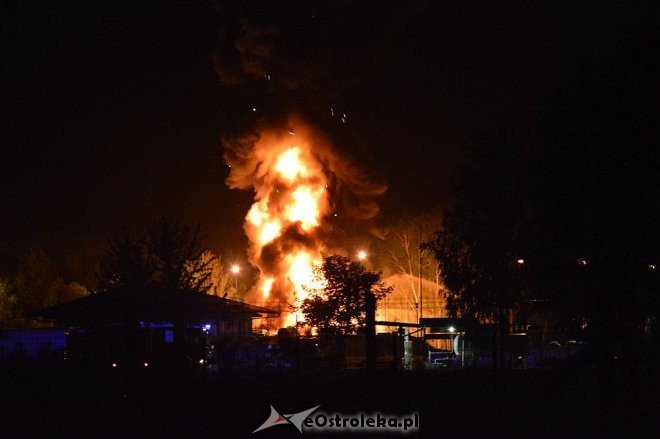 Ostrołęka: Potężny wybuch na stacji paliw. Płonie kilka tysięcy litrów gazu [21.05.2016] - zdjęcie #23 - eOstroleka.pl