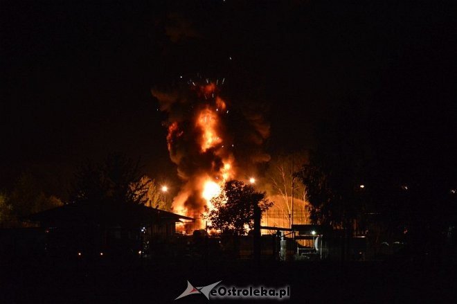 Ostrołęka: Potężny wybuch na stacji paliw. Płonie kilka tysięcy litrów gazu [21.05.2016] - zdjęcie #24 - eOstroleka.pl