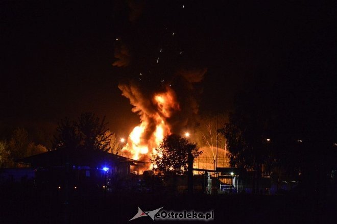 Ostrołęka: Potężny wybuch na stacji paliw. Płonie kilka tysięcy litrów gazu [21.05.2016] - zdjęcie #26 - eOstroleka.pl