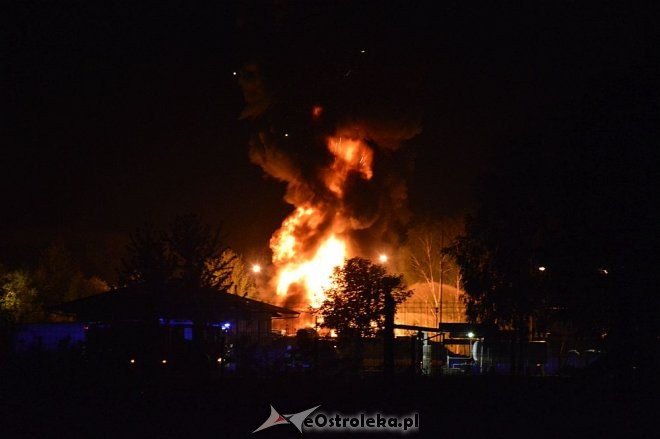 Ostrołęka: Potężny wybuch na stacji paliw. Płonie kilka tysięcy litrów gazu [21.05.2016] - zdjęcie #27 - eOstroleka.pl