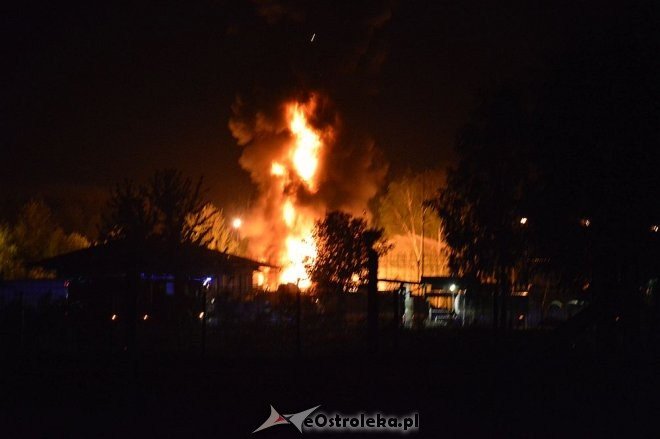Ostrołęka: Potężny wybuch na stacji paliw. Płonie kilka tysięcy litrów gazu [21.05.2016] - zdjęcie #32 - eOstroleka.pl