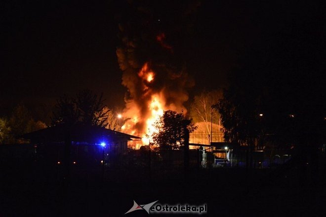 Ostrołęka: Potężny wybuch na stacji paliw. Płonie kilka tysięcy litrów gazu [21.05.2016] - zdjęcie #33 - eOstroleka.pl