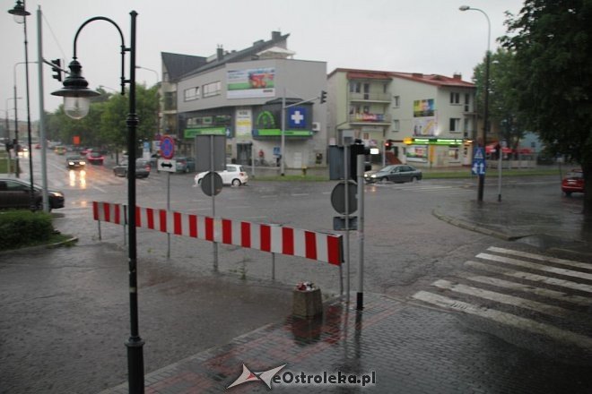 Oberwanie chmury nad Ostrołęką: Zalane ulice w centrum miasta i na „starówce” [31.05.2016] - zdjęcie #2 - eOstroleka.pl