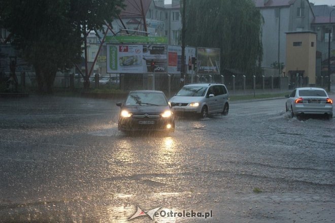 Oberwanie chmury nad Ostrołęką: Zalane ulice w centrum miasta i na „starówce” [31.05.2016] - zdjęcie #26 - eOstroleka.pl