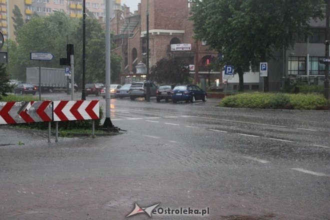 Oberwanie chmury nad Ostrołęką: Zalane ulice w centrum miasta i na „starówce” [31.05.2016] - zdjęcie #40 - eOstroleka.pl