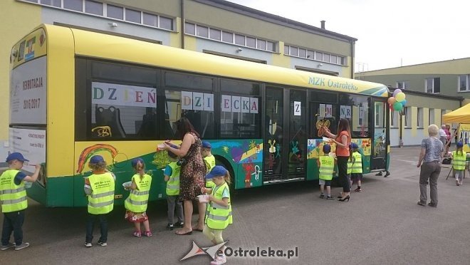 Dzień Dziecka z MZK: Przedszkolaki pomalowały autobus [01.06.2016] - zdjęcie #1 - eOstroleka.pl