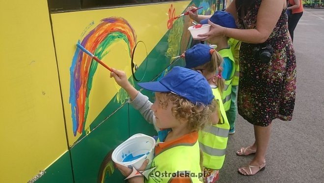 Dzień Dziecka z MZK: Przedszkolaki pomalowały autobus [01.06.2016] - zdjęcie #2 - eOstroleka.pl