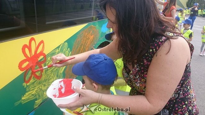 Dzień Dziecka z MZK: Przedszkolaki pomalowały autobus [01.06.2016] - zdjęcie #4 - eOstroleka.pl