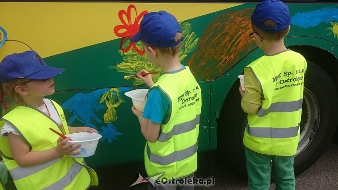 Dzień Dziecka z MZK: Przedszkolaki pomalowały autobus [01.06.2016] - zdjęcie #5 - eOstroleka.pl