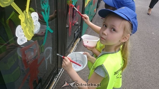 Dzień Dziecka z MZK: Przedszkolaki pomalowały autobus [01.06.2016] - zdjęcie #8 - eOstroleka.pl
