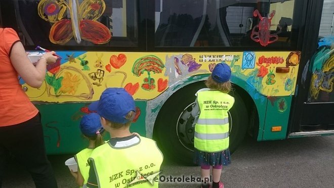 Dzień Dziecka z MZK: Przedszkolaki pomalowały autobus [01.06.2016] - zdjęcie #9 - eOstroleka.pl