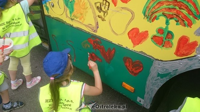Dzień Dziecka z MZK: Przedszkolaki pomalowały autobus [01.06.2016] - zdjęcie #12 - eOstroleka.pl