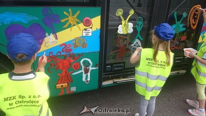 Dzień Dziecka z MZK: Przedszkolaki pomalowały autobus [01.06.2016] - zdjęcie #13 - eOstroleka.pl