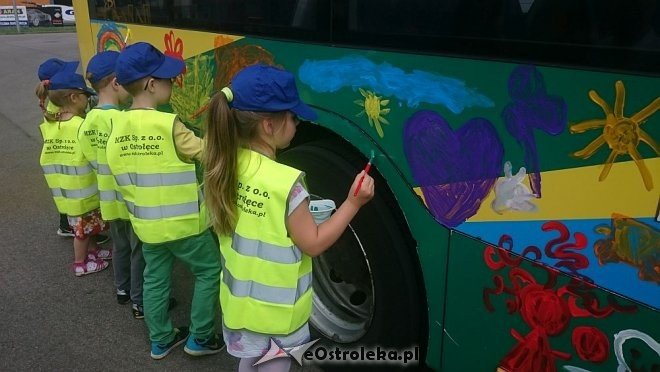 Dzień Dziecka z MZK: Przedszkolaki pomalowały autobus [01.06.2016] - zdjęcie #14 - eOstroleka.pl
