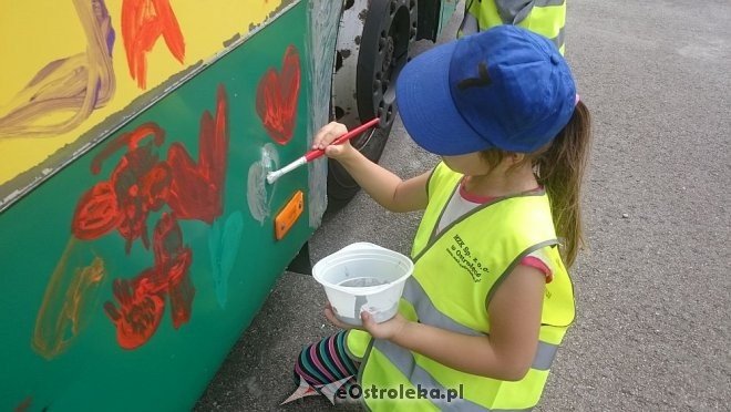 Dzień Dziecka z MZK: Przedszkolaki pomalowały autobus [01.06.2016] - zdjęcie #21 - eOstroleka.pl