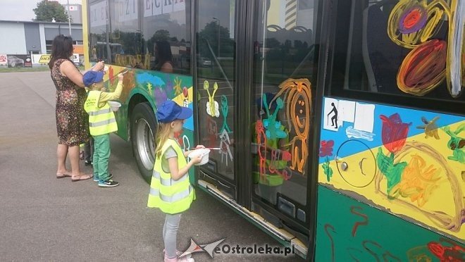 Dzień Dziecka z MZK: Przedszkolaki pomalowały autobus [01.06.2016] - zdjęcie #22 - eOstroleka.pl