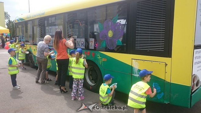 Dzień Dziecka z MZK: Przedszkolaki pomalowały autobus [01.06.2016] - zdjęcie #28 - eOstroleka.pl