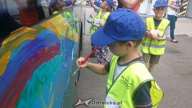 Dzień Dziecka z MZK: Przedszkolaki pomalowały autobus [01.06.2016] - zdjęcie #30 - eOstroleka.pl